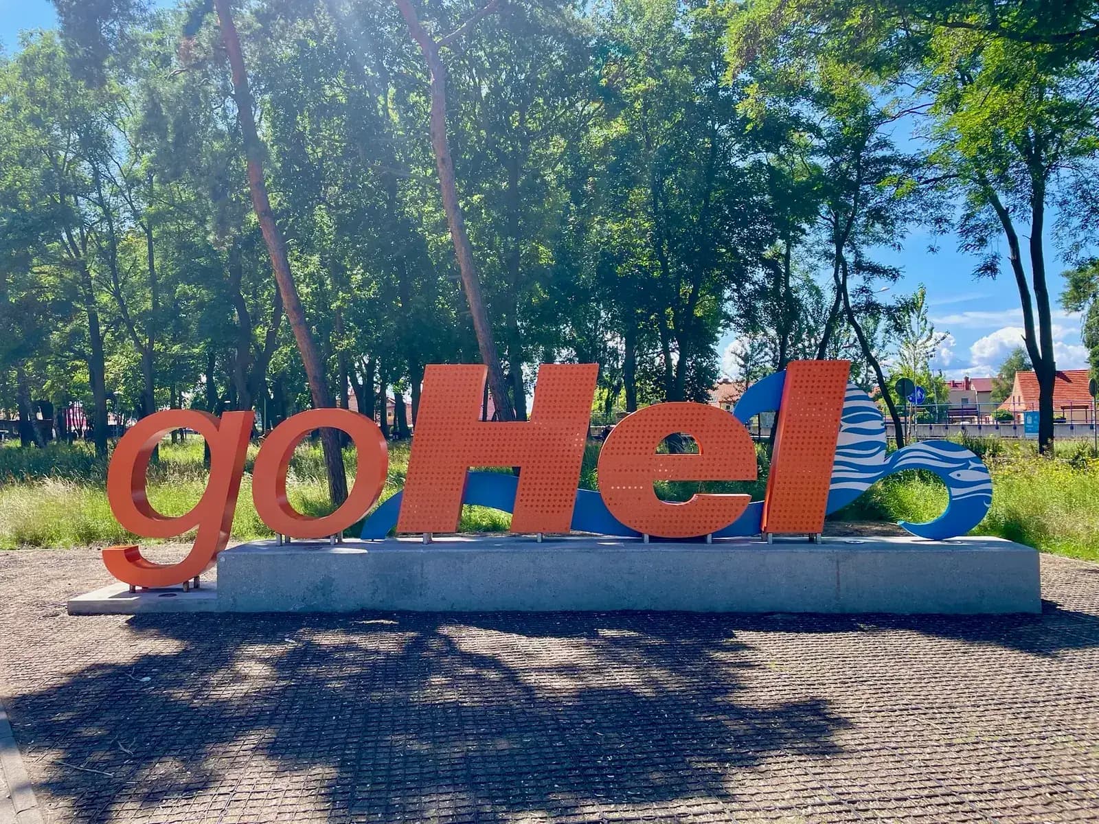 Le panneau « goHel », emblème du village