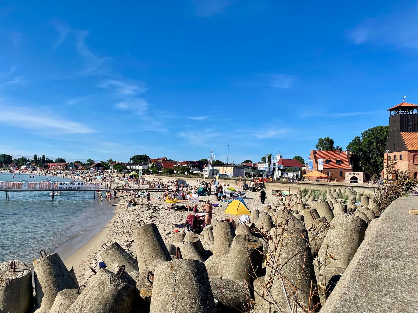 Le village de Hel vu depuis la plage, avec la tour du musée de la pêche