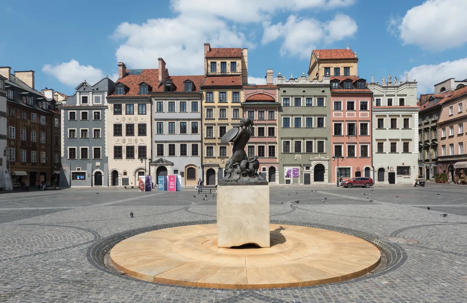 La statue de la Sirène de Varsovie (Syrenka), sur la place du Marché de la vieille ville