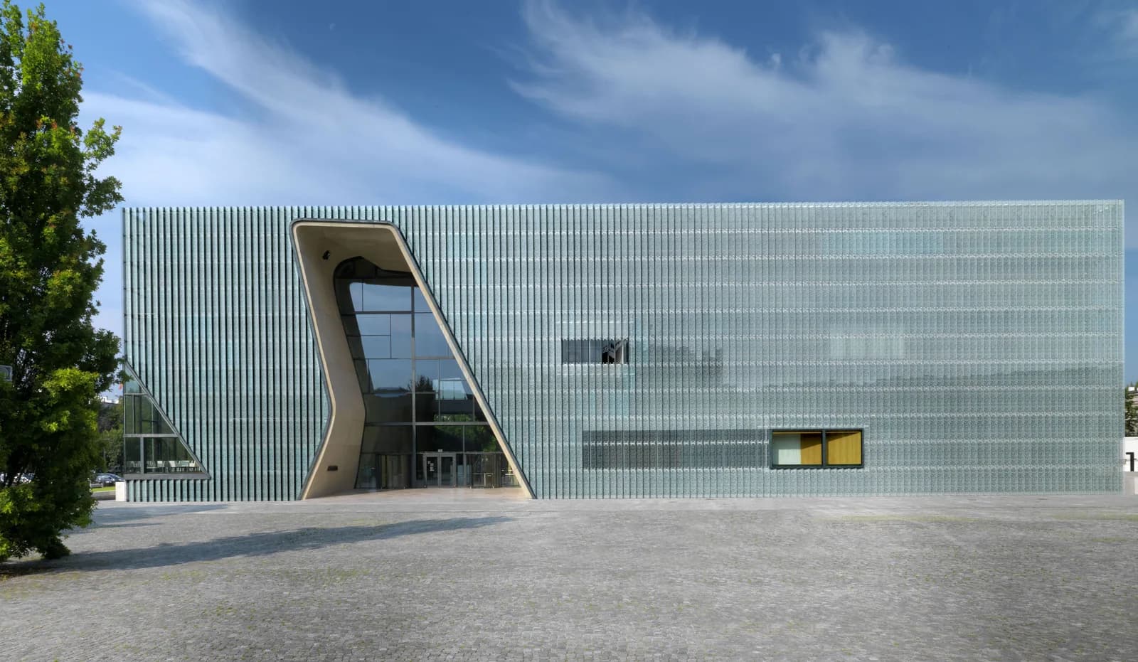 La façade ondulée en verre du musée POLIN, à Varsovie