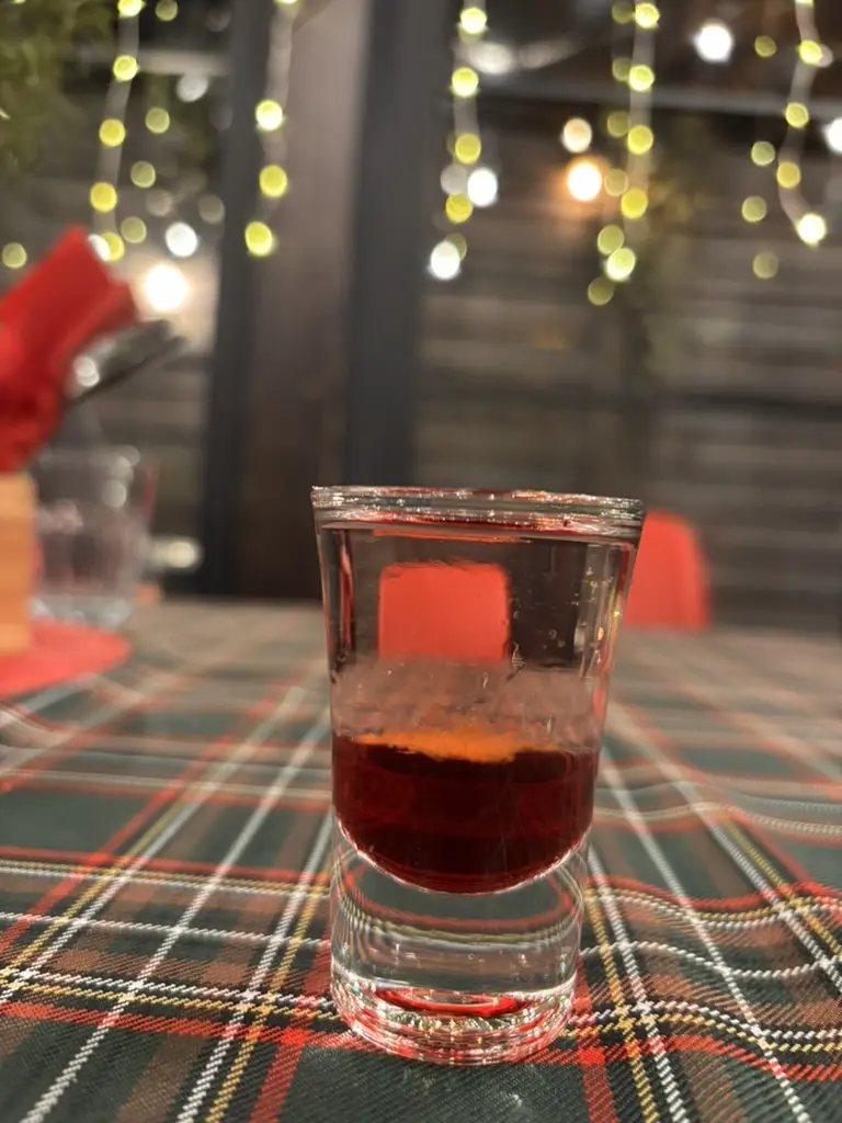 Le Polski Szot, vodka au sirop de framboise et une goutte de Tabasco, spécialité de la Restauracja Konspira